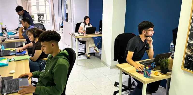 Equipo de Admarking trabajando en las oficinas