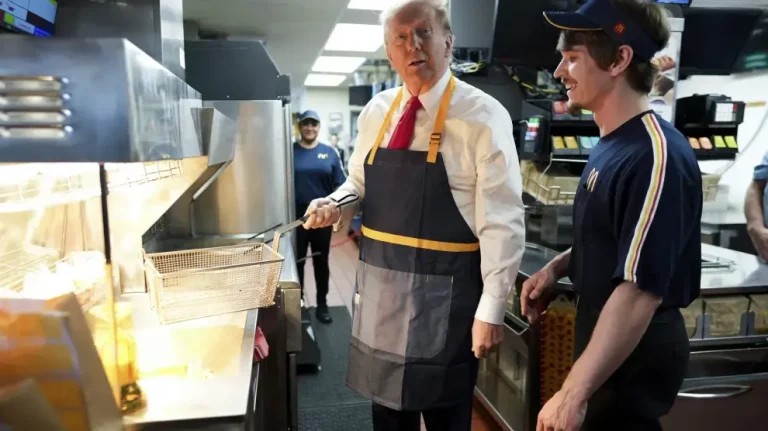 Trump friendo papas en un McDonald’s